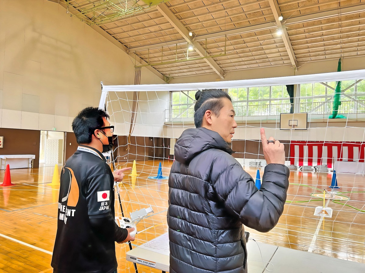 「周辺状況の目視確認」前後左右上下を指差確認