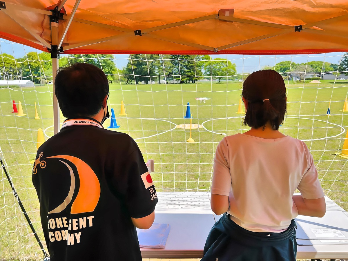 日除のおかげて直射日光を避けての操舵。でも暑い