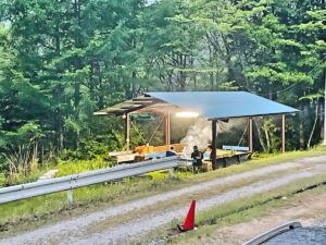 屋外BBQ。丁度雨も降ってきましたが快適でした