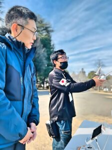 指導員から舵の取り回しなどレクチャーを受けます