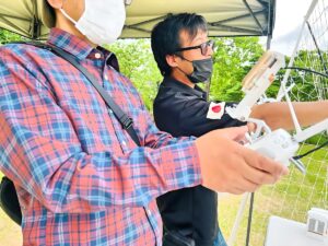 基本操舵はホバリングから。持ち方が初々しいです