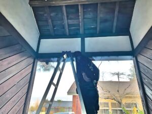 通路が暗いので、照明器具を増設します