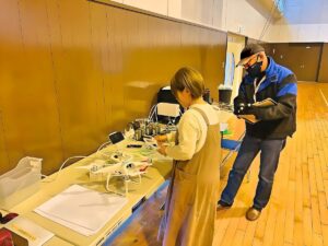 「飛行前点検」16項目に及ぶ機材一式を目視確認