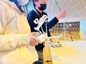 初学者は、まずはホバリングから指導します