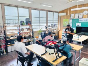 飛行訓練前ブリーフィング。気温や体調の共有