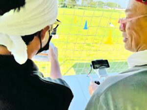 初めてのドローン。体験者は真剣です