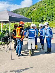 飛行前ブリーフィング。飛行空域、高度、画角合わせ