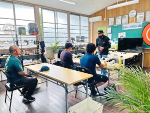 飛行前ブリーフィング。本日の訓練予定など共有
