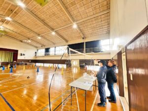 屋内訓練場は広く、2コートでも飛行には差し支えありません