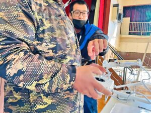 基本操舵を説明。指導員は文字通り手取り足取り誘導