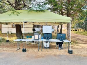 バックヤードには耐熱シートで覆われたテント。快適