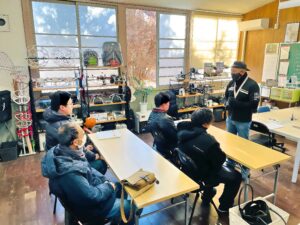 飛行訓練前ブリーフィング。本日の予定など情報を共有