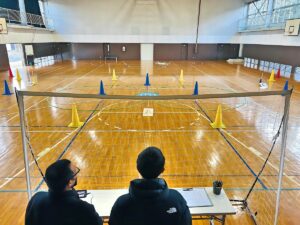 指導員が手本飛行を見せながら解説していきます