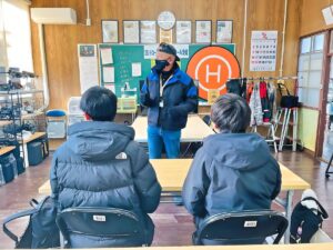 飛行訓練前ブリーフィングは、各自の課題と全体の飛行への注意事項