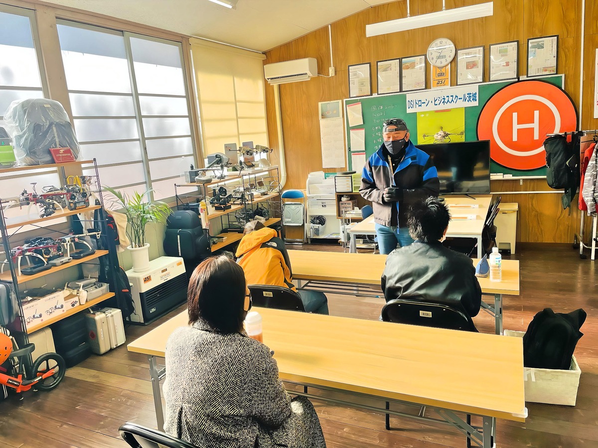 飛行前ブリーフィング。本日の予定と留意事項の共有