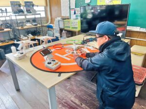 初日は「飛行前点検」から「飛行後点検」この後実技