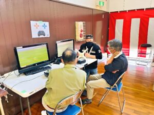 シュミレーターを前にドローン軌道からリスク管理説明