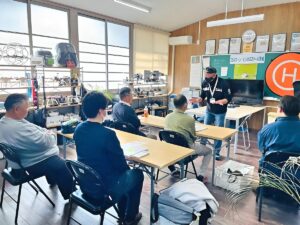 飛行訓練前ブリーフィング。各自の課題、気象の確認、留意事項共有