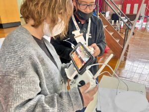 いよいよ実技。まずはコントローラーの持ち方から