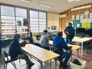 飛行訓練前ブリーフィング。本日の天候予想など重要事項など共有