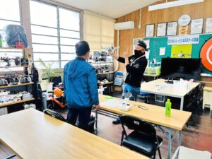 初日。ドローンの機動力を解説後飛行前後点検