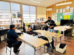 飛行訓練前ブリーフィング。ただ飛ばすのではなく課題を持って飛行