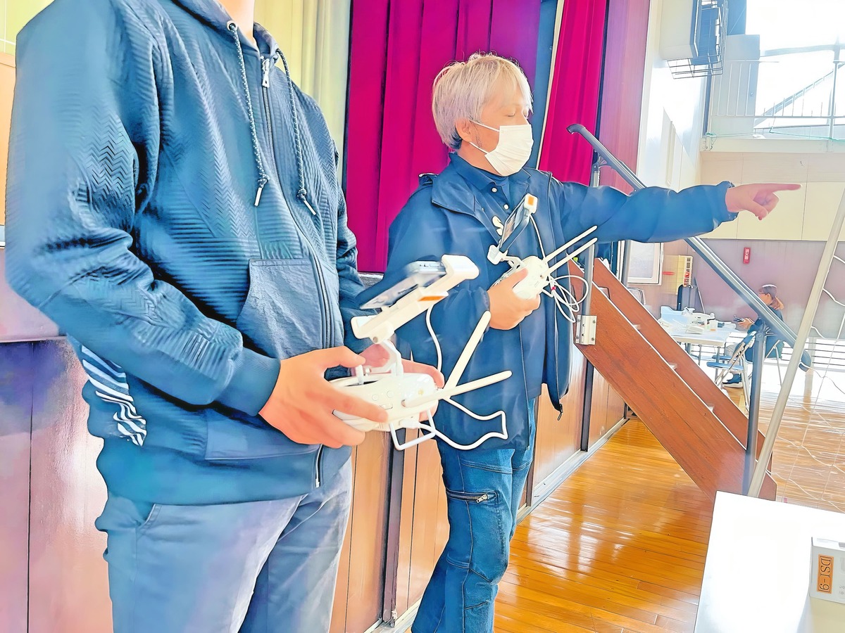 タイミングを教官が合図。回転角度幅が難しい操縦