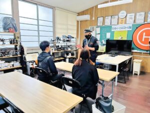飛行前ブリーフィング。各自課題の共有や安全確認