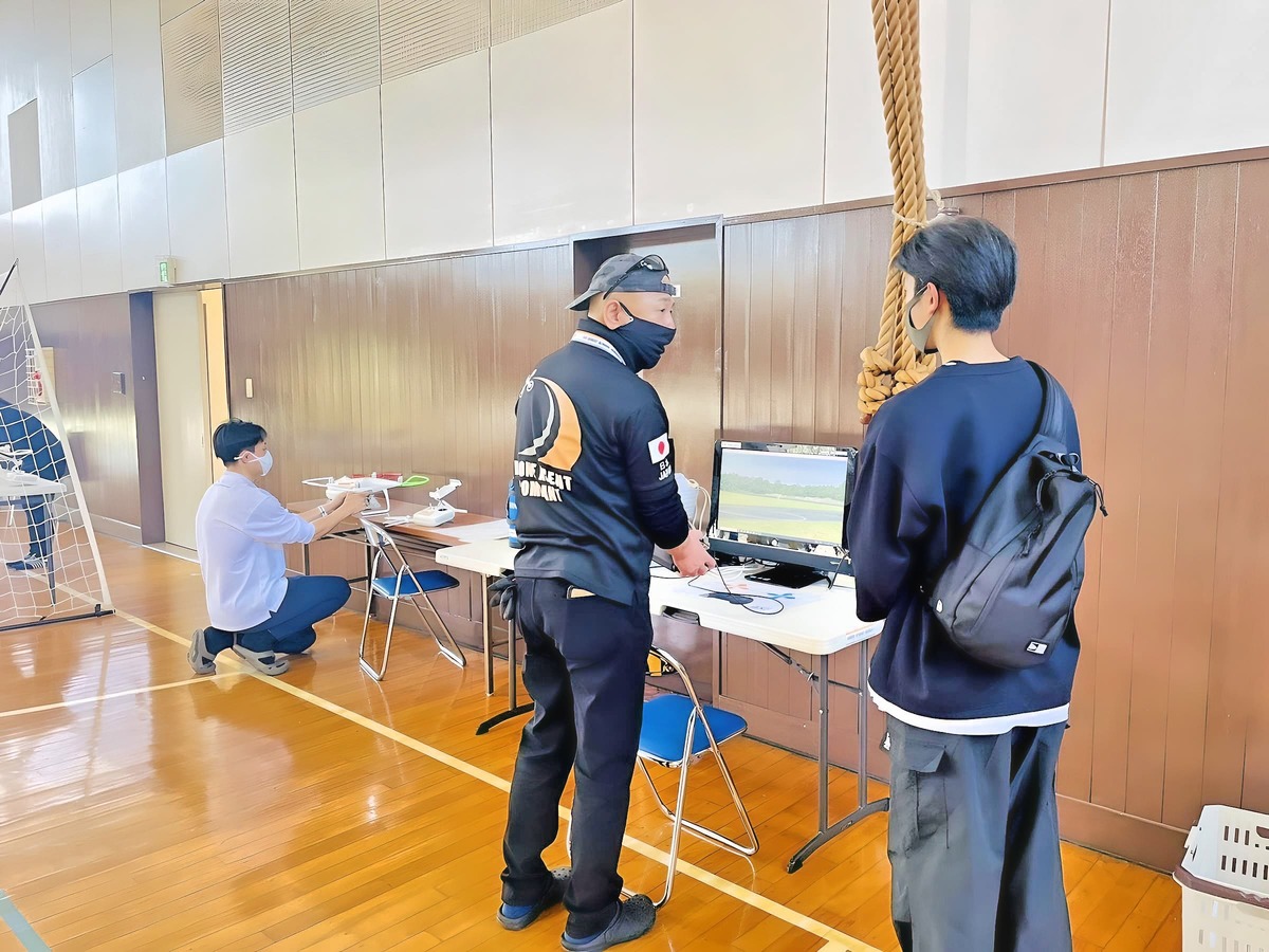 ドローン飛行体験者へカリキュラムの説明から