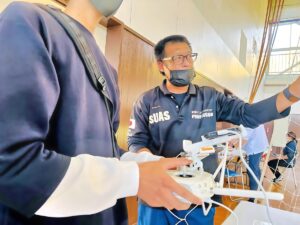 ドローン飛行体験者には簡易飛行のホバリングから