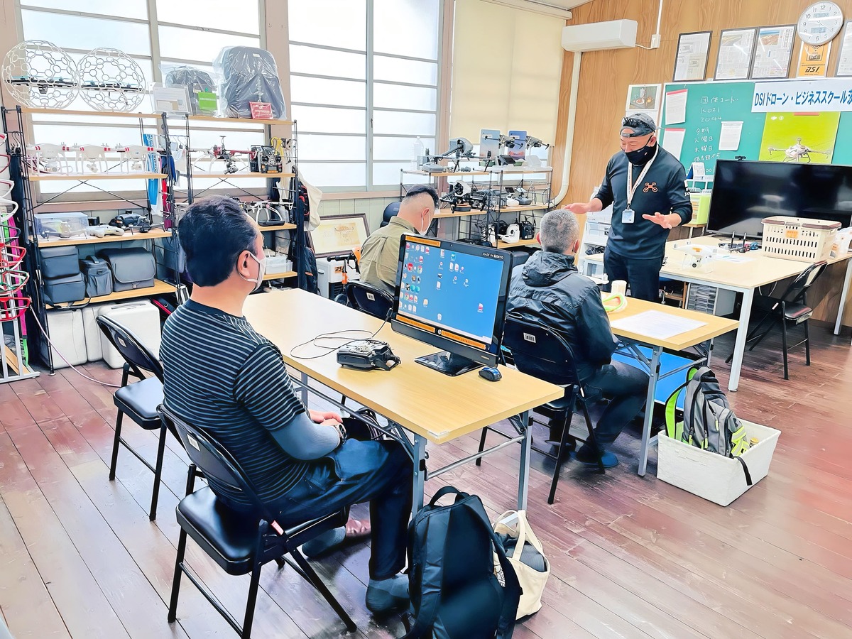 飛行訓練前ブリーフィング。本日の予定や課題など情報共有