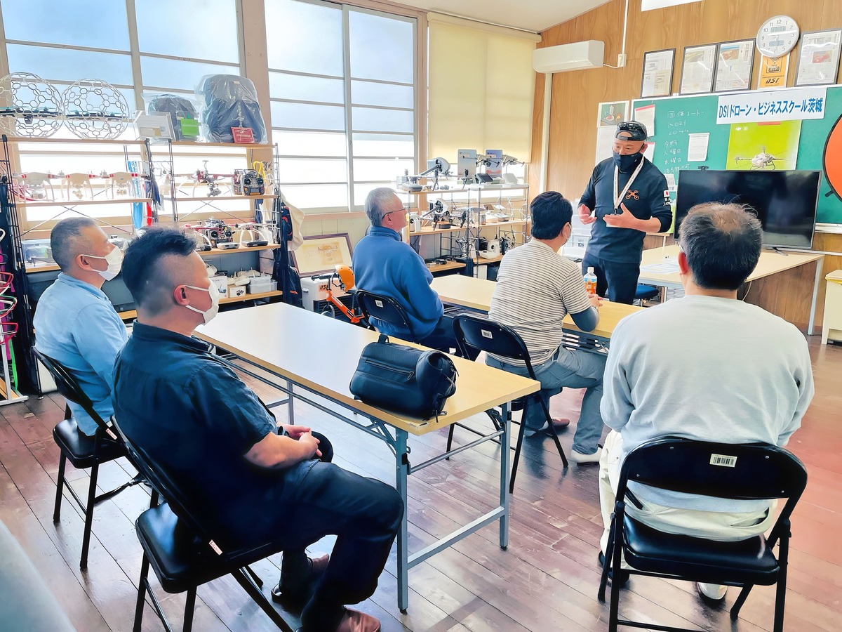 飛行前ブリーフィング。本日の天候について相談です