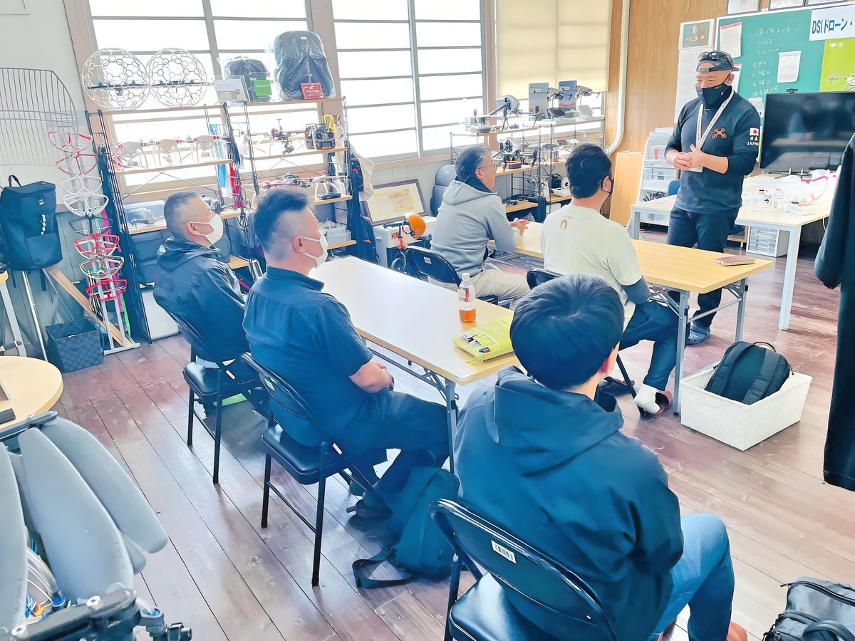 飛行訓練前ブリーフィング。一等二等とも課題を設け実地訓練へ