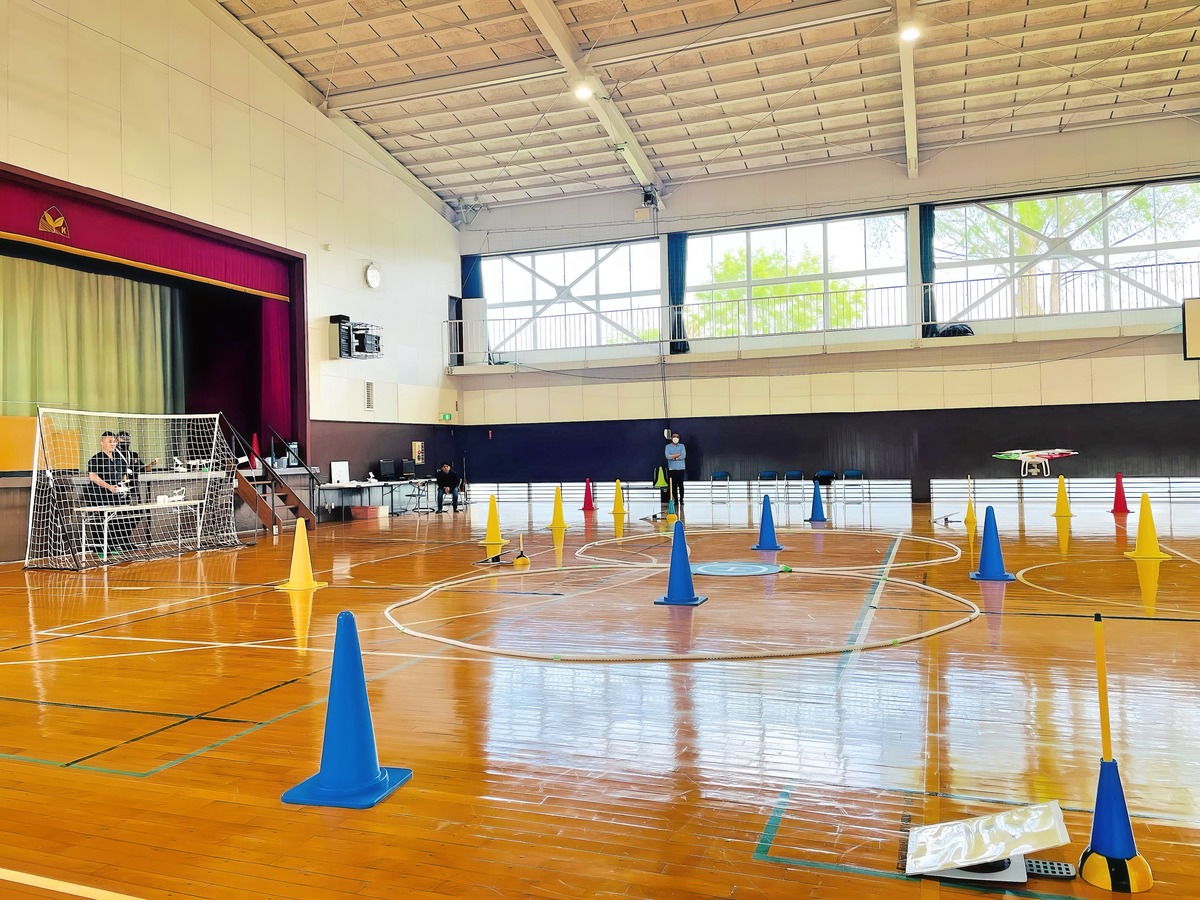 「実技審査」高度1.5m8の字飛行2周。最も難操舵