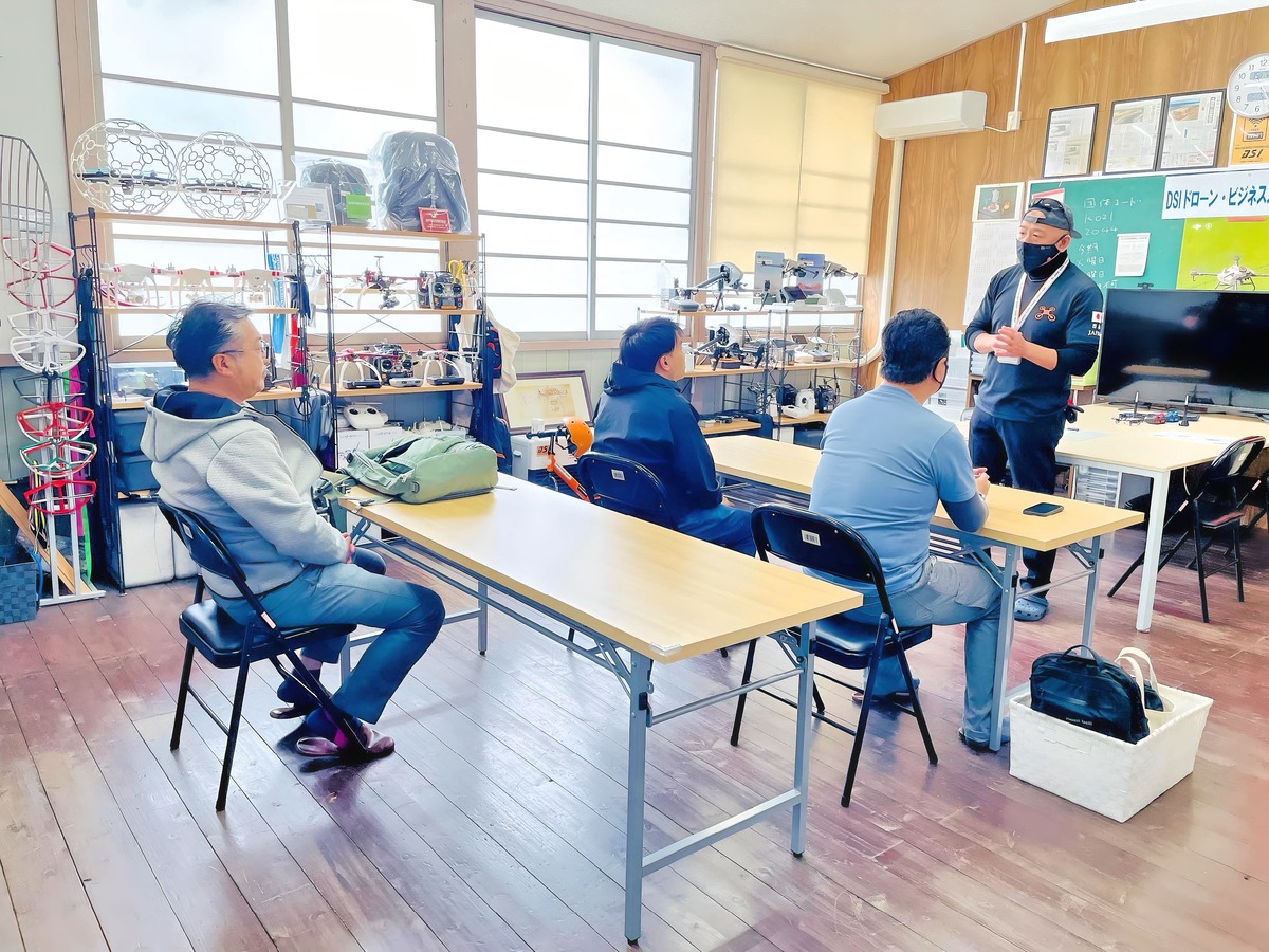 飛行訓練前ブリーフィング。本日の予定課題を共有