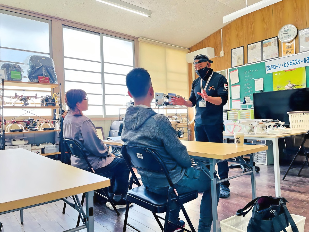 飛行訓練前ブリーフィング。個々の課題と安全を優先へ