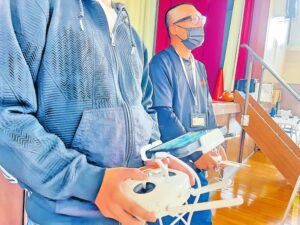 飛行経路周辺はもはや屋外より風速強。当て舵OK