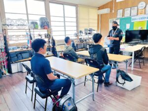 飛行前ブリーフィング。各自飛行課題を共有し訓練実施