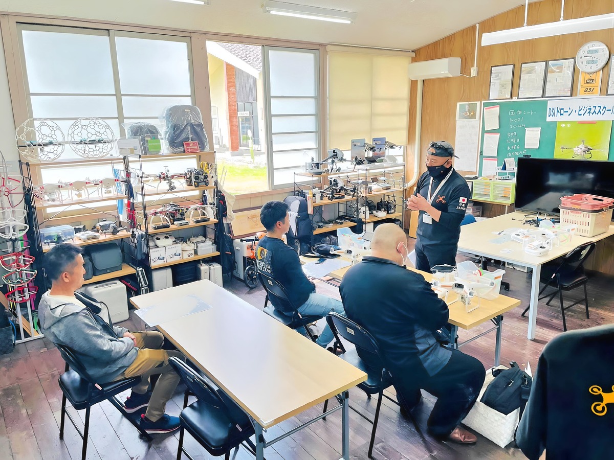飛行訓練前ブリーフィング。予定と課題、実習の心構えなど説明