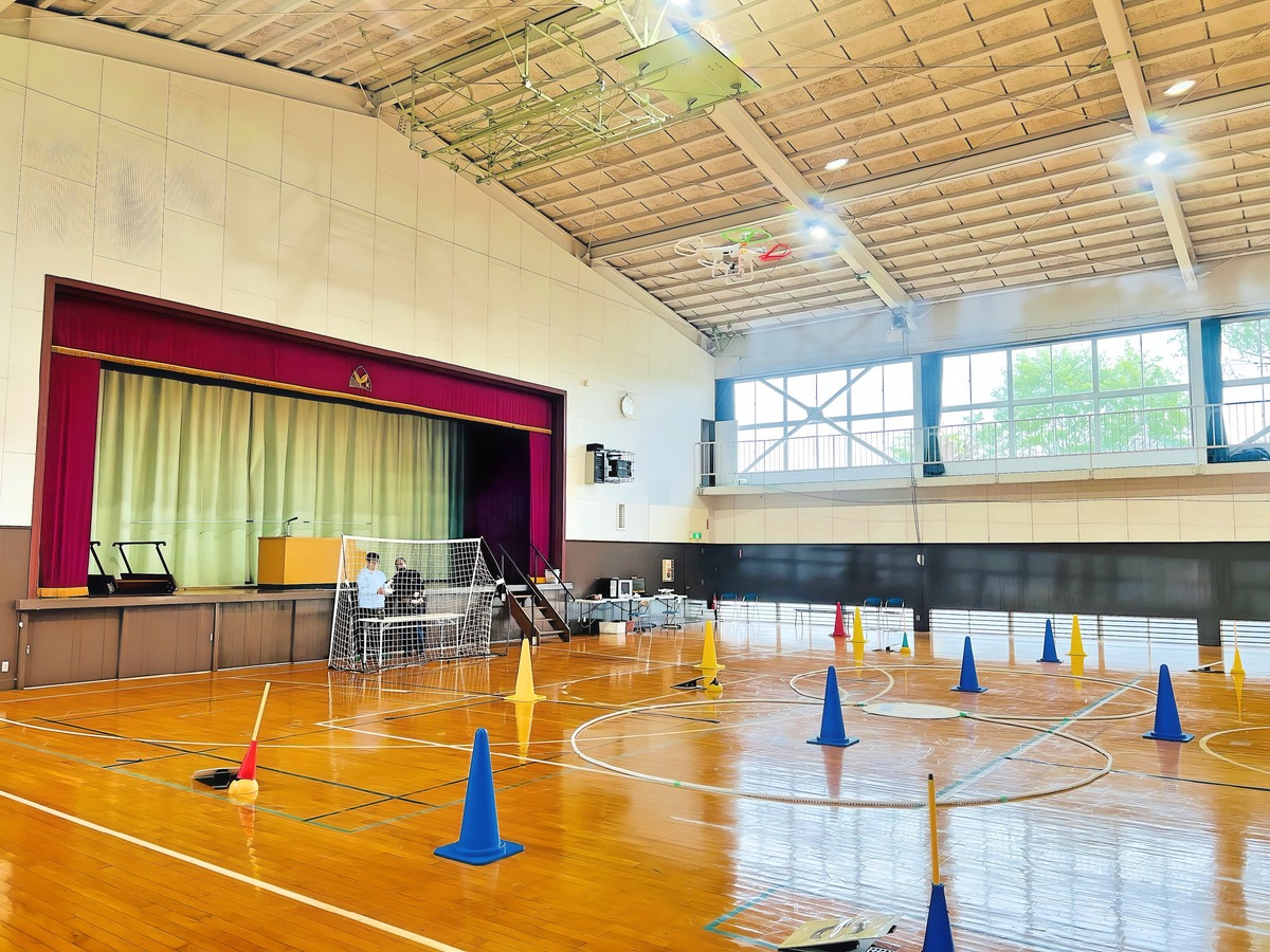 実際のコースを飛行。まっすぐ飛ばす事すら難しい