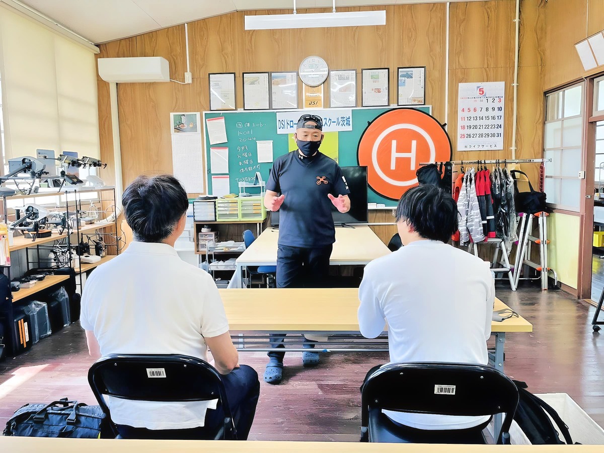 飛行訓練前ブリーフィング。予定と課題の共有。安全認識を確認