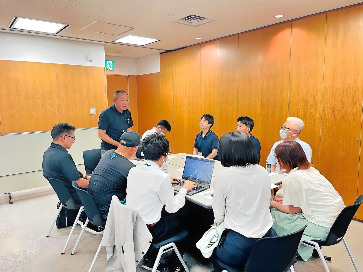 交流会では、産業と農業の二分野に別れ各班で意見