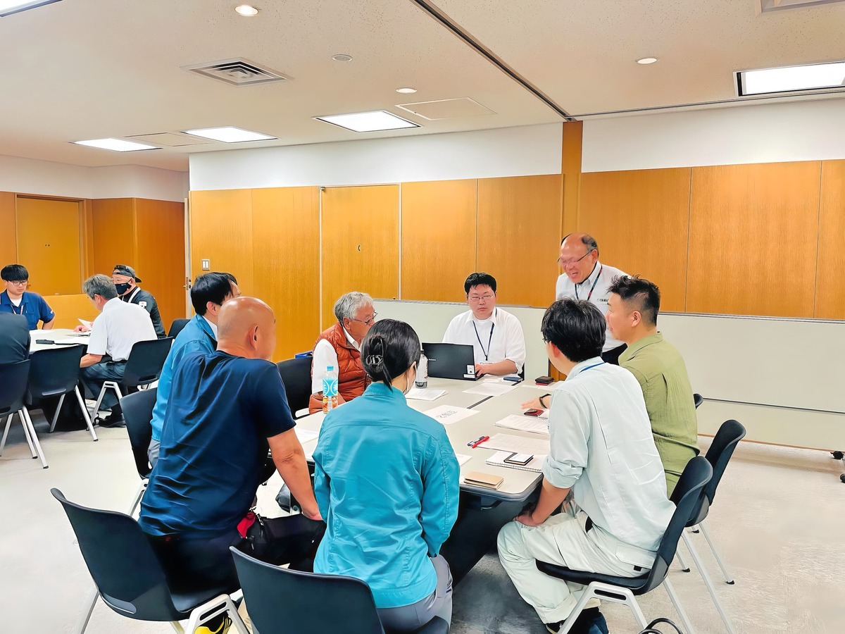 全部で6班に別れ、熱い意見が交換されています