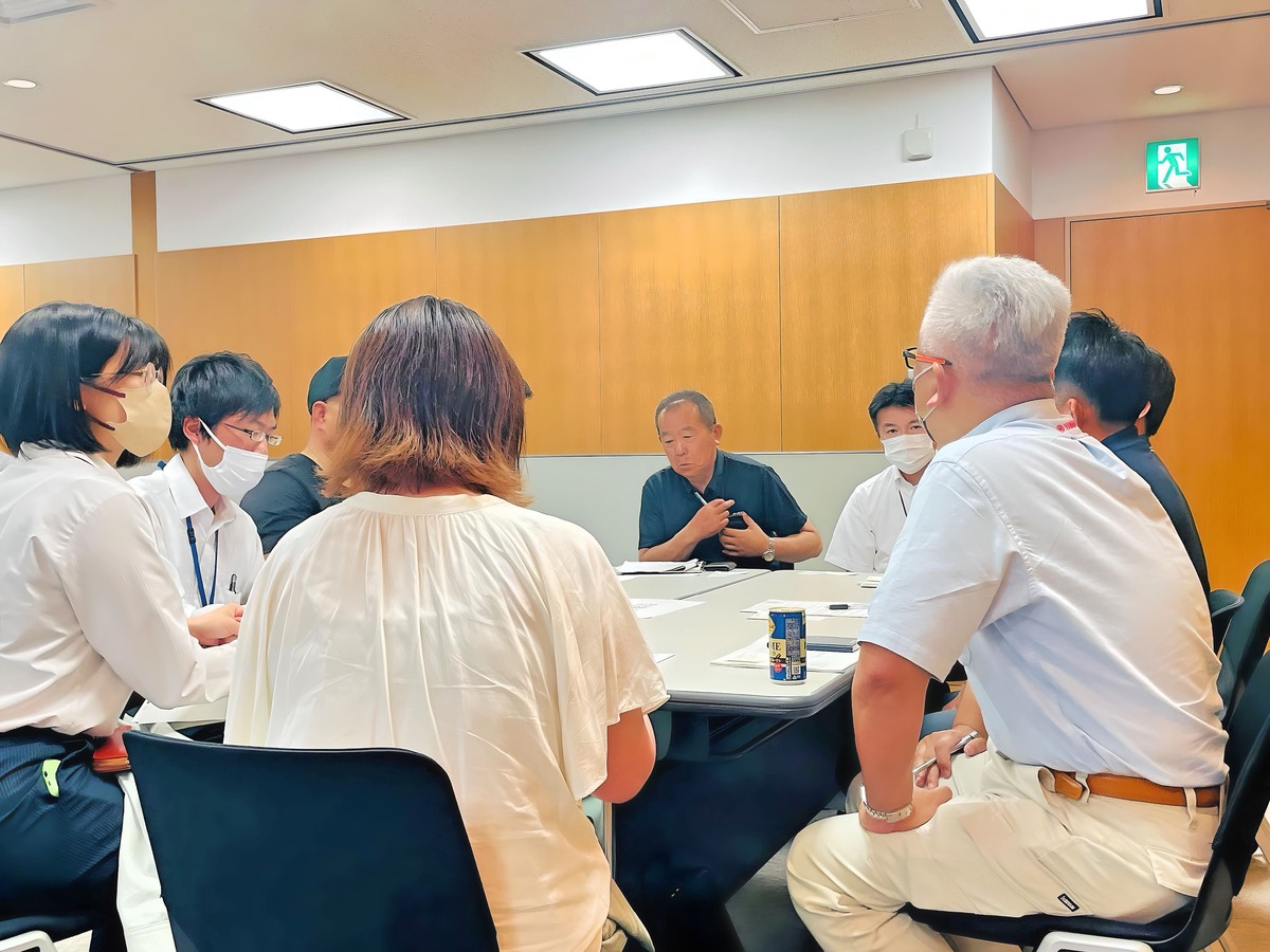 様々な分野から課題点などがテーブルに出されています