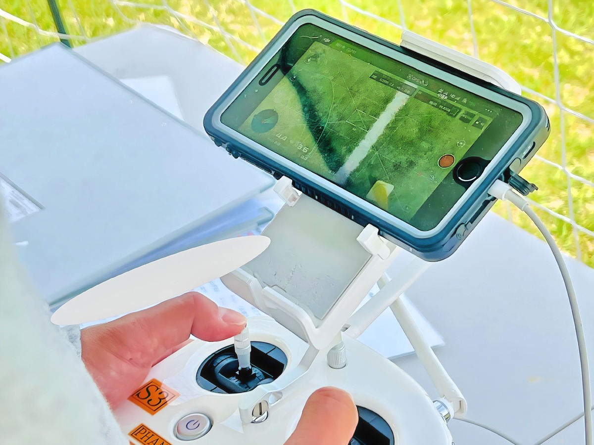 カメラを使用しながら軌道修正。機体との距離感を掴みます