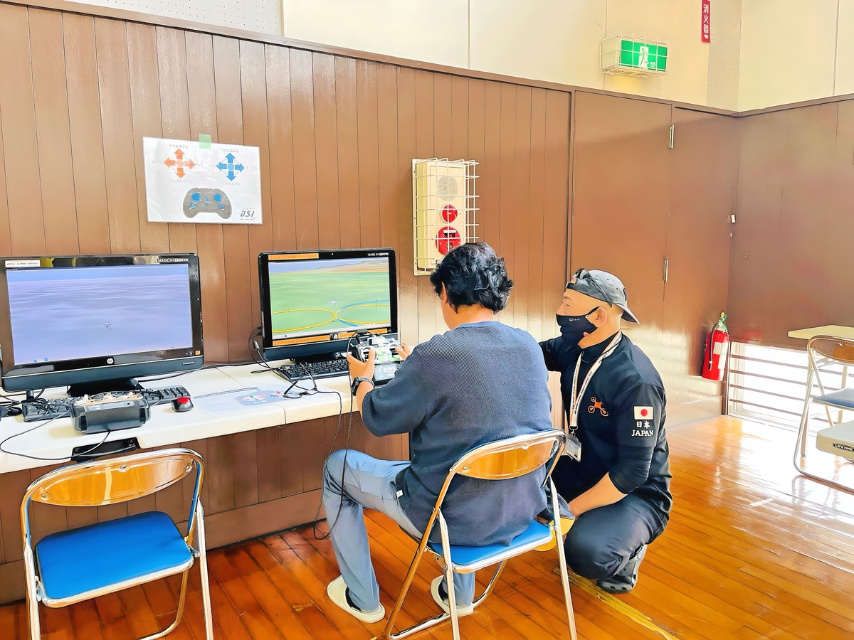 操舵入力をレクチャー。ドローン飛行はとても繊細です