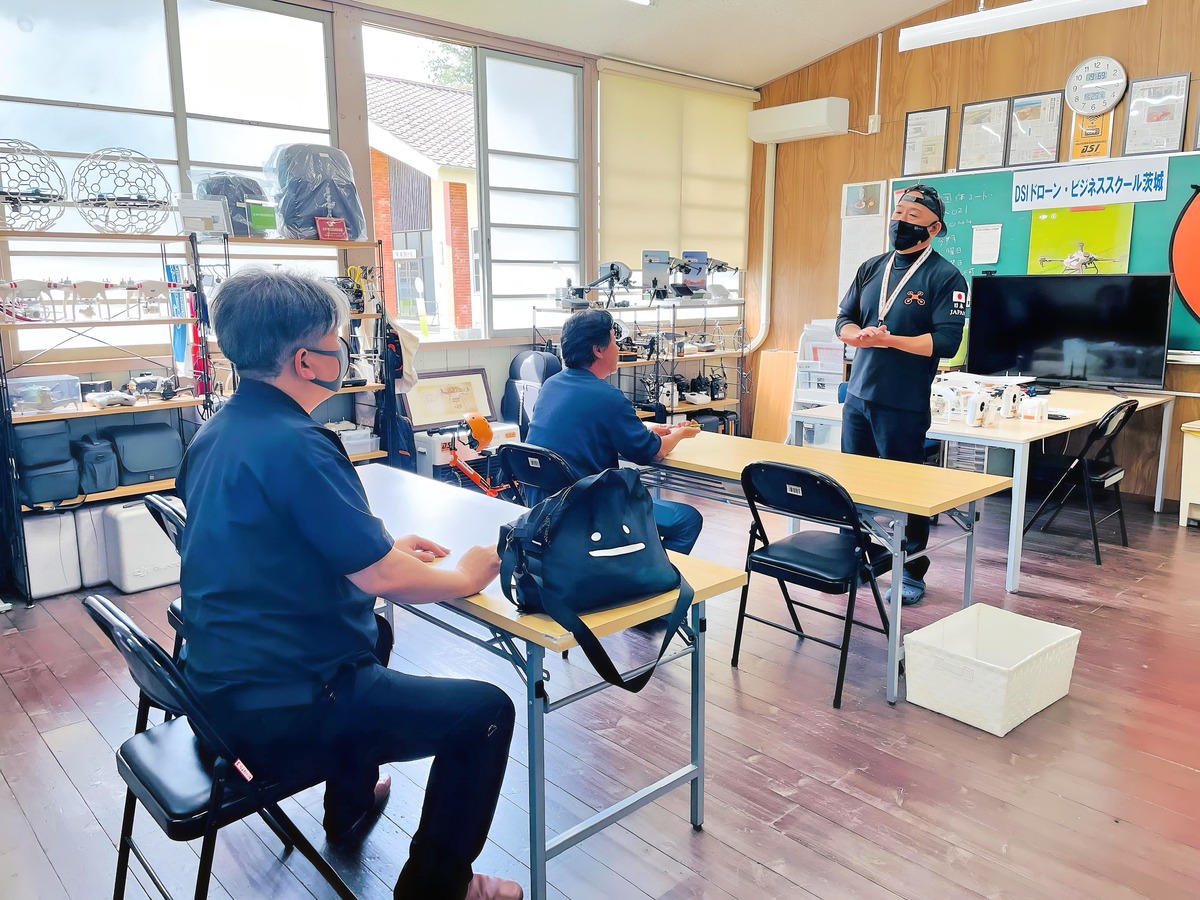飛行前ブリーフィング。各自課題の抽出と解決に向けた飛行方法など共有