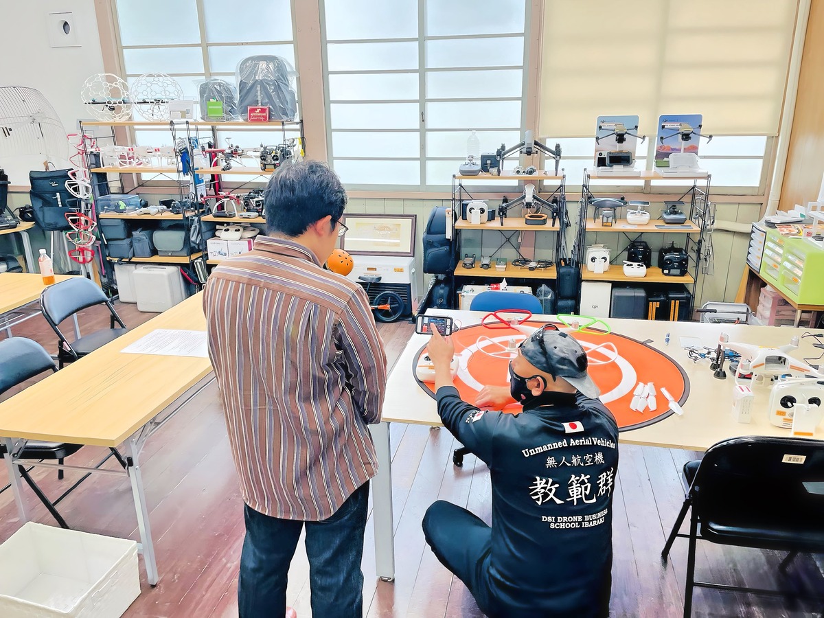 システム起動。ギアを固定し電源を入力します
