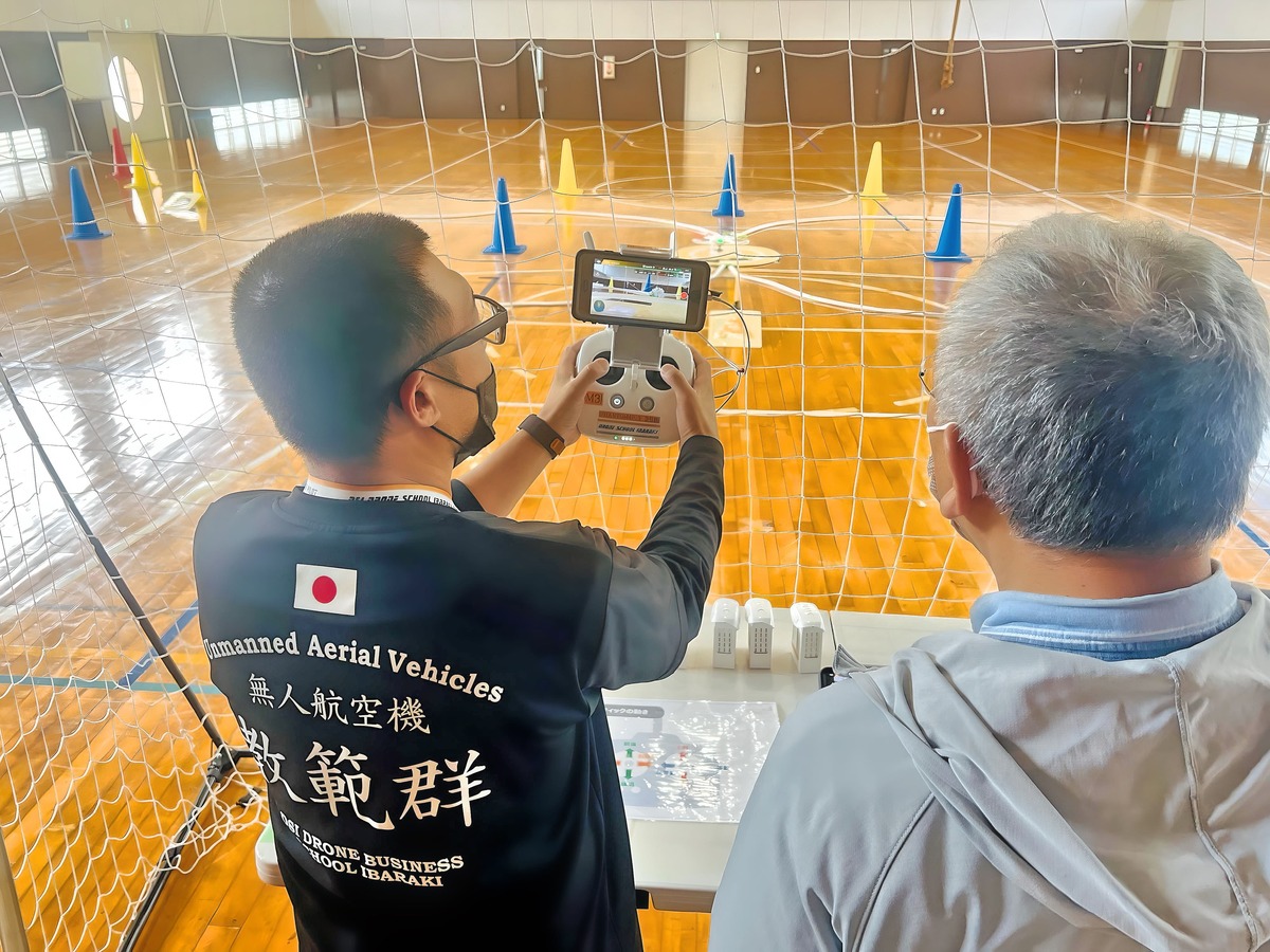ドローン飛行体験。まずは操舵と飛行軌道を説明