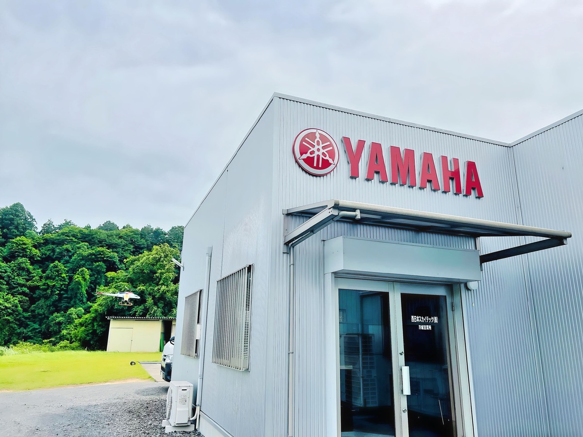 奥では無人ヘリのテスト飛行が行われておりました